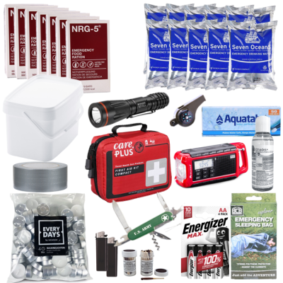 Notfallpaket - Werkzeugen, Lebensmitteln und Wasser, um einen Notfall zu überstehen
