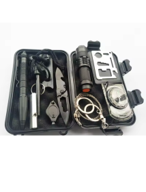 Uitgebreide survivalkit in een klein etui: bevat een mes, draadzaag, saber card, plaatkompas, zaklamp. Uitgebreide survivalkit in een klein etui: bevat een mes, draadzaag, saber card, plaatkompas, zaklamp.